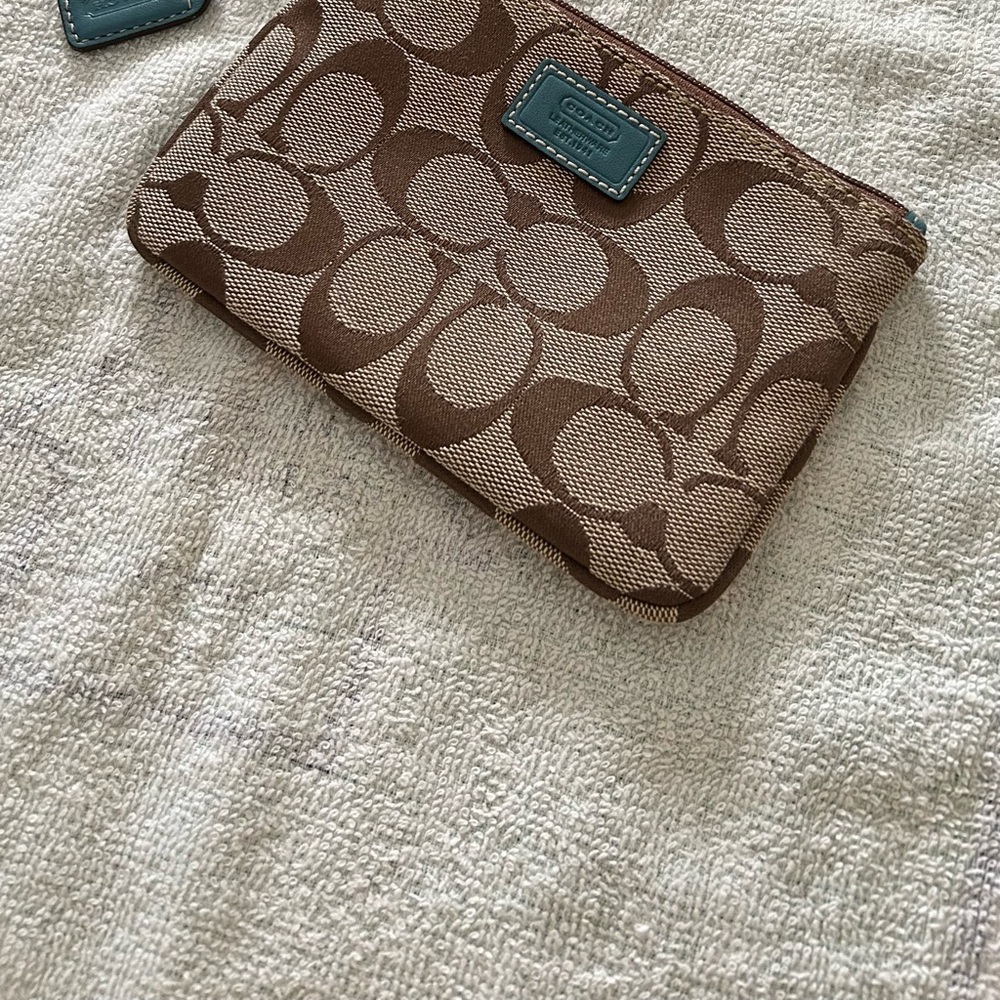 Coach wristlet blue and tan like new, perfect conditions 6”W for 4”H
